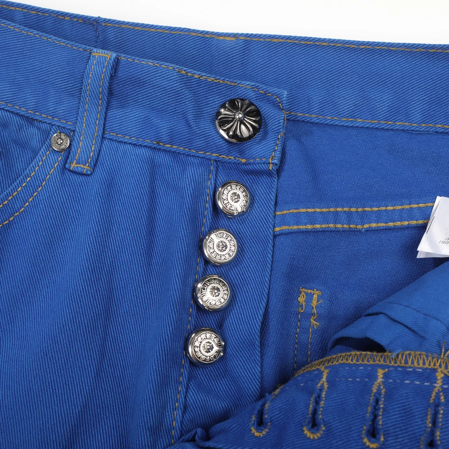 P260 Chrome hearts｜ch Chrome hearts London limited dopamine blue leather jeans, counter price 22W level, patchwork cross pattern embellishment, washed jeans! ! An absolutely high-end luxury product, a 1.9W-level god-level single product, a super popular product, made by top heavy industry, a magic weapon that cannot be missed! [About Zangyin] This is an extremely luxurious fashion brand that can also be called the aristocracy of the high street. It has always been an exclusive brand for some hipsters or rich second generations. Compared with ordinary high streets, it is more luxurious and noble. Compared with luxury brands, it is more fashionable and individual. It has always been a brand that I have a special liking for. [Top heavy industry fashion design] Consistently high-street luxury style. Speaking of this style, the Zangyin family and GU family are definitely the leading representative brands. Especially the Zangyin family has really achieved a state-of-the-art effect in creating high-street style. The unique washed material is used to create this style. The color system is already quite eye-catching. After it is decorated with patchwork cross flowers, it cleverly highlights the charm of the brand. Secondly, this style uses classic The high-waist cutting design highlights the long legs and fashionable temperament of the upper body. The brand is highly recognizable and the slim fit configuration is more suitable for daily wear. It is a product that interprets personality, fashion, and specifications at a glance. This single product is enough to make any fan excited. It can be a white T-shirt for a youthful college style, or a tight suspender for a royal style. It has strong matching ability and can be easily controlled by men.  [Materials and craftsmanship] Needless to say, this point goes without saying. As an excellent craftsman brand, Zangyin’s requirements for details and craftsmanship are really perfect. The washed color of this model has gone through so many processes, not to mention the embellishment of denim appliques. It is also purely hand-made and sewn. Just like what they believe in, only hand-made things have soul and have the meaning of wear. A top-notch heavy-duty fashionable denim item, I look forward to your perfect interpretation! !   Color: Dark blue Size: S-XL (28 30 32 34) Pants length: 101/103/105/107 Waist: 78/82/86/90 Recommended height: 170/175/180/185 Recommended weight: 120/140/160/180